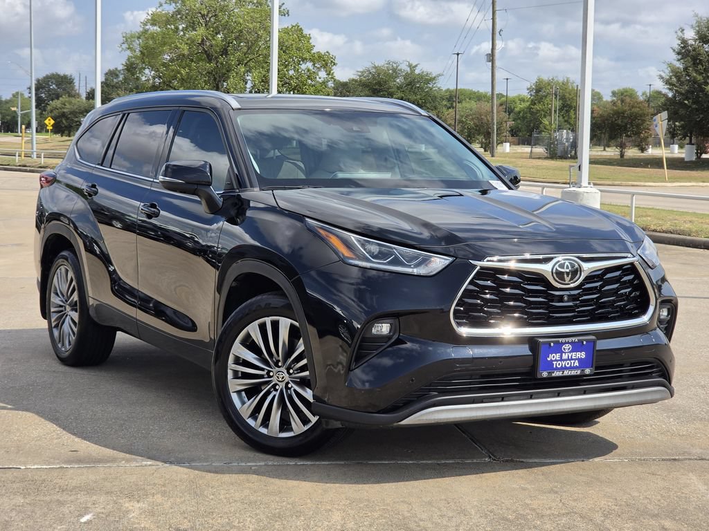 Used 2021 Toyota Highlander Platinum AWD/4WD image 2