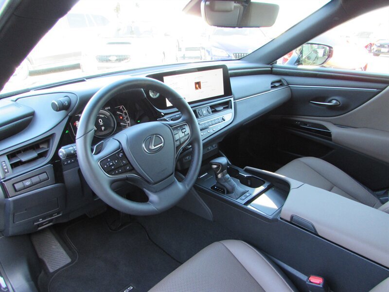 Used 2025 Lexus ES 300h w/ Premium Package FWD image 8