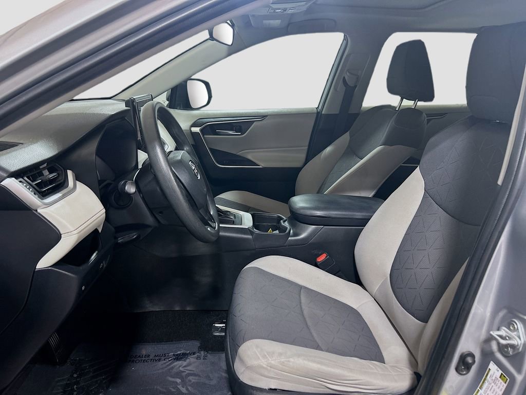 Used 2020 Toyota RAV4 XLE w/ Convenience Package FWD image 17