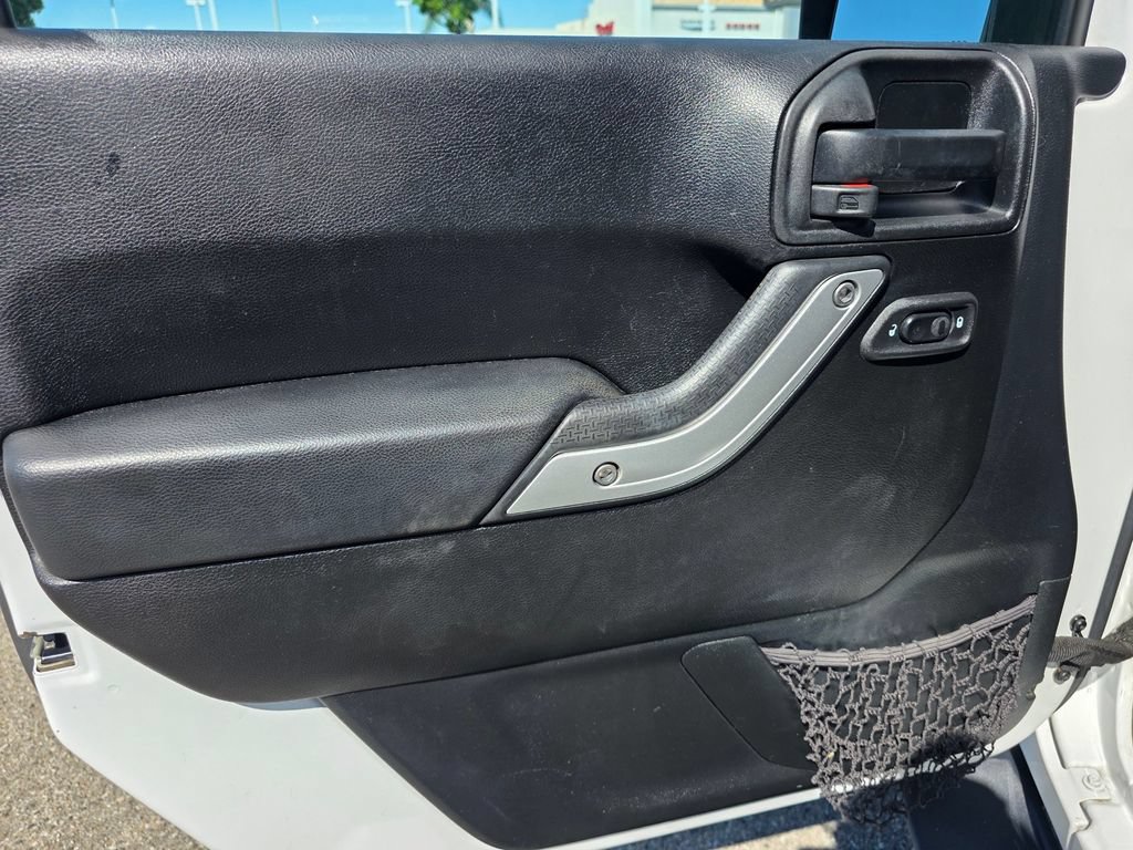 Used 2018 Jeep Wrangler Sahara w/ Connectivity Group AWD/4WD image 13