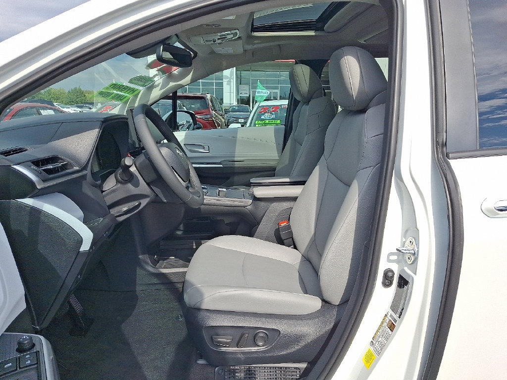 Used 2026 Toyota Sienna XLE FWD image 18