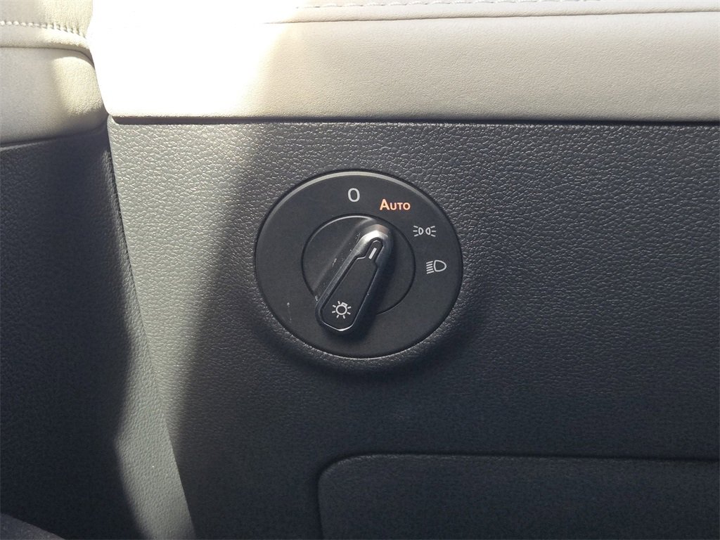 Used 2025 Volkswagen Taos SE image 23