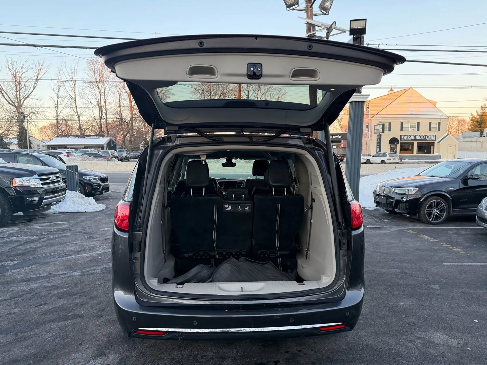 Used 2017 Chrysler Pacifica Touring-L image 18