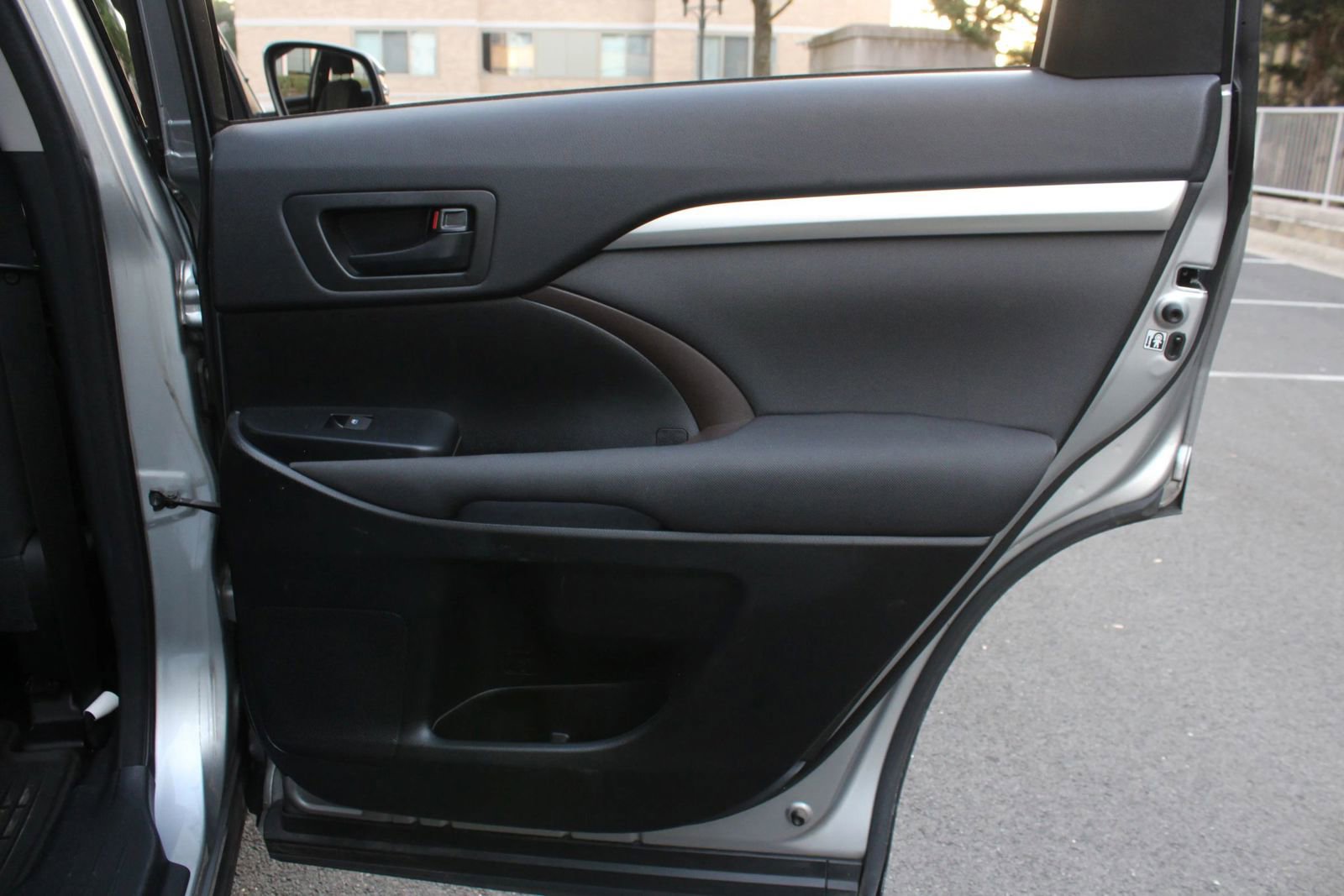 Used 2016 Toyota Highlander LE AWD/4WD image 23