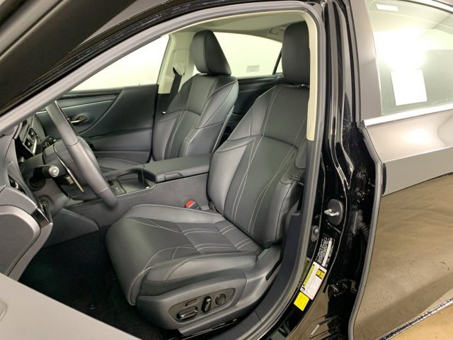 Used 2025 Lexus ES 300h w/ Luxury Package image 31