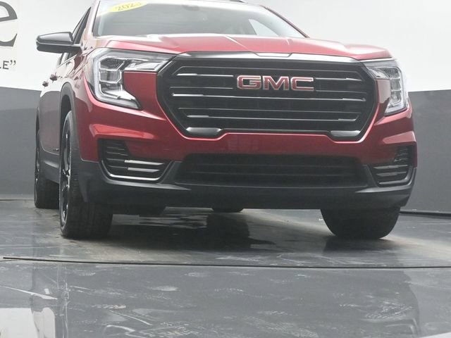 Used 2023 GMC Terrain SLE w/ Driver Convenience Package image 3