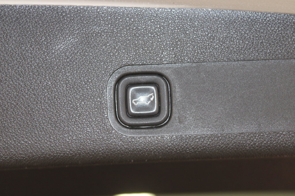 Used 2013 Cadillac Escalade Luxury AWD/4WD image 16