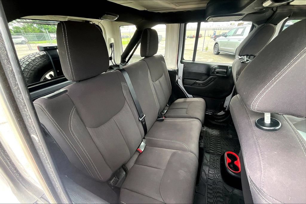 Used 2015 Jeep Wrangler Unlimited Sahara w/ Connectivity Group AWD/4WD image 34