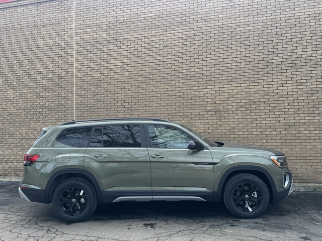 New 2026 Volkswagen Atlas Peak Edition image 2