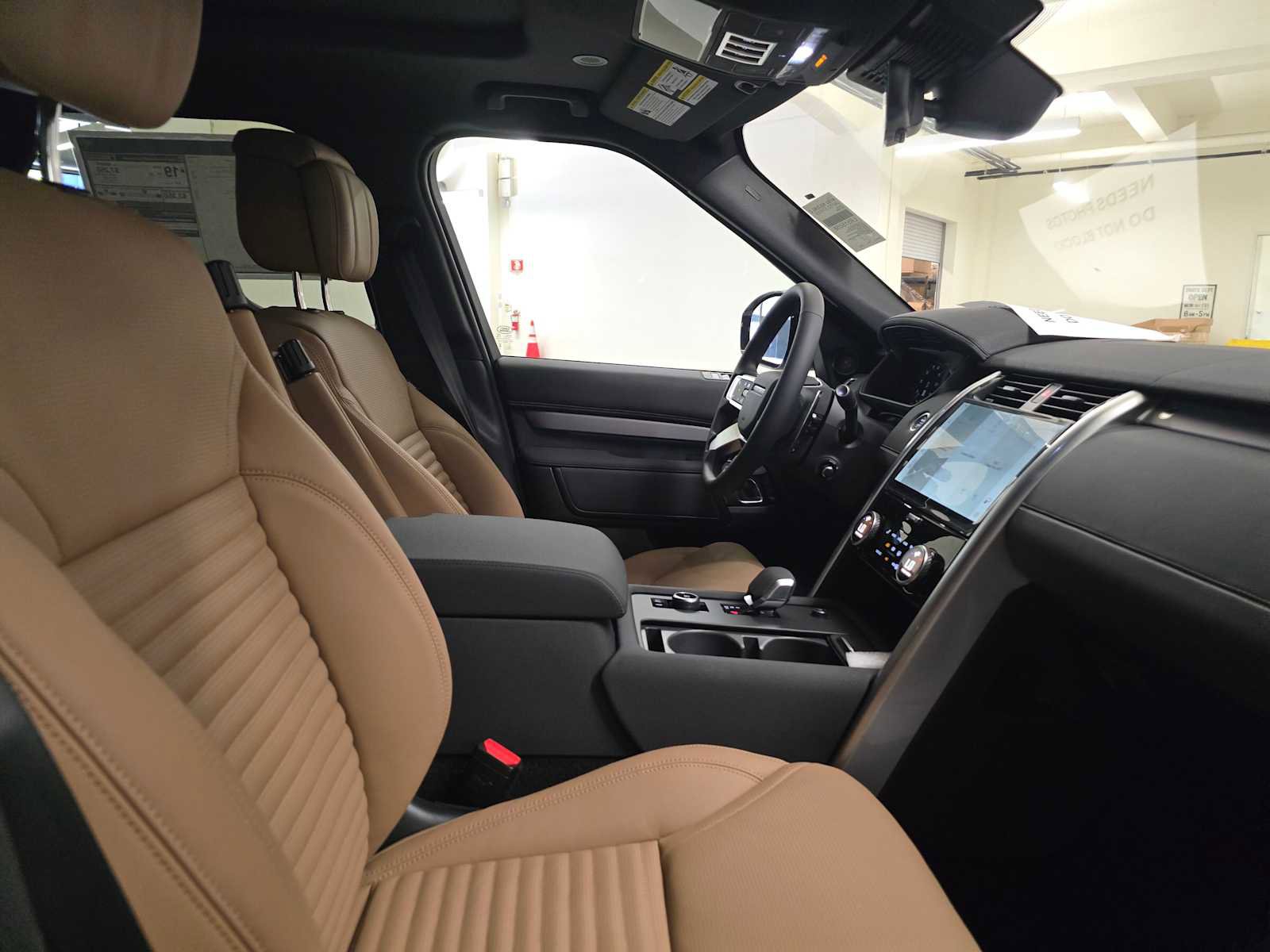 New 2025 Land Rover Discovery Dynamic SE image 10