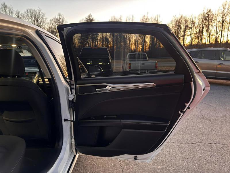 Used 2017 Ford Fusion SE w/ Fusion SE Technology Package image 15