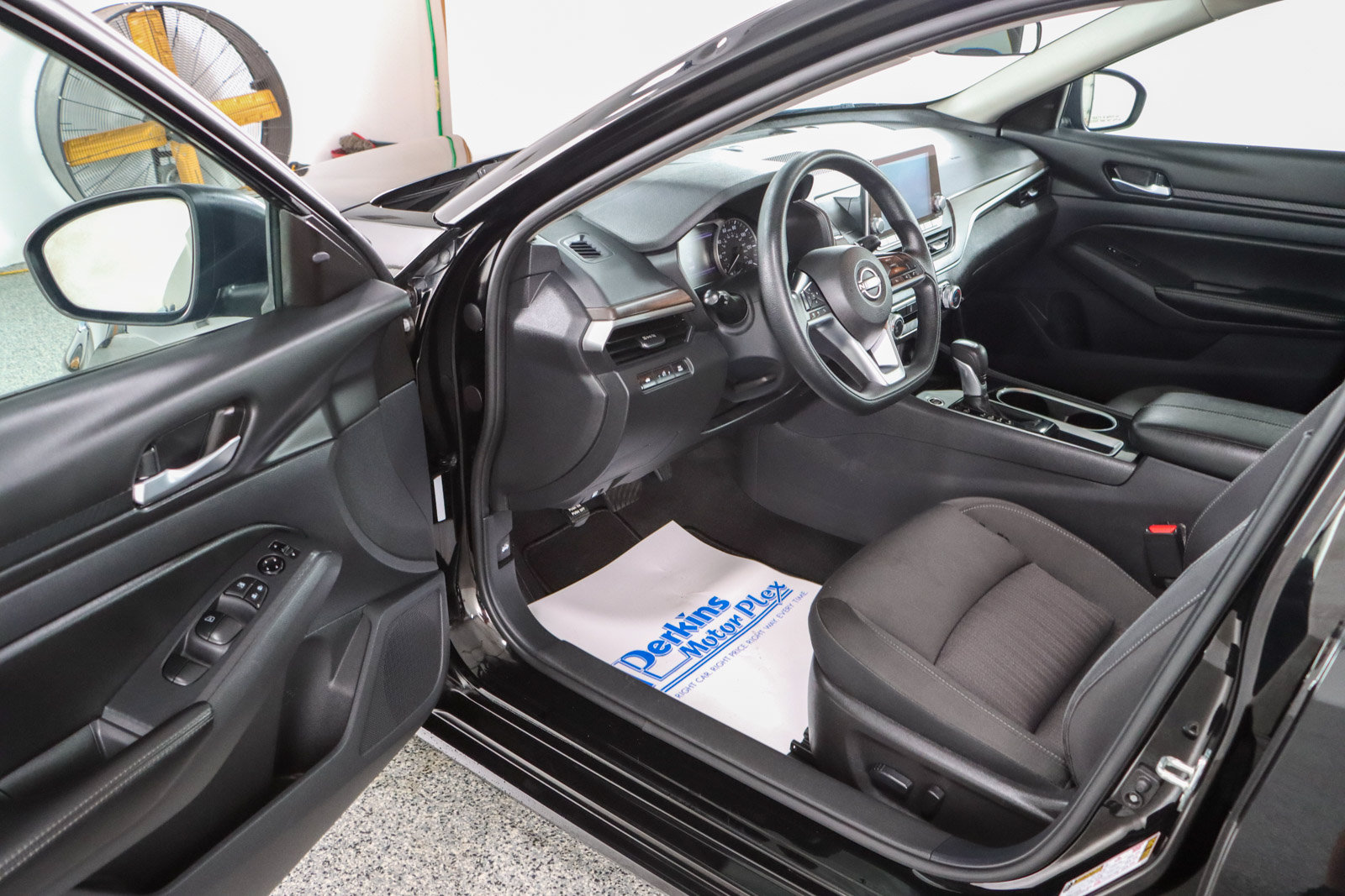 Used 2024 Nissan Altima 2.5 SV FWD image 3
