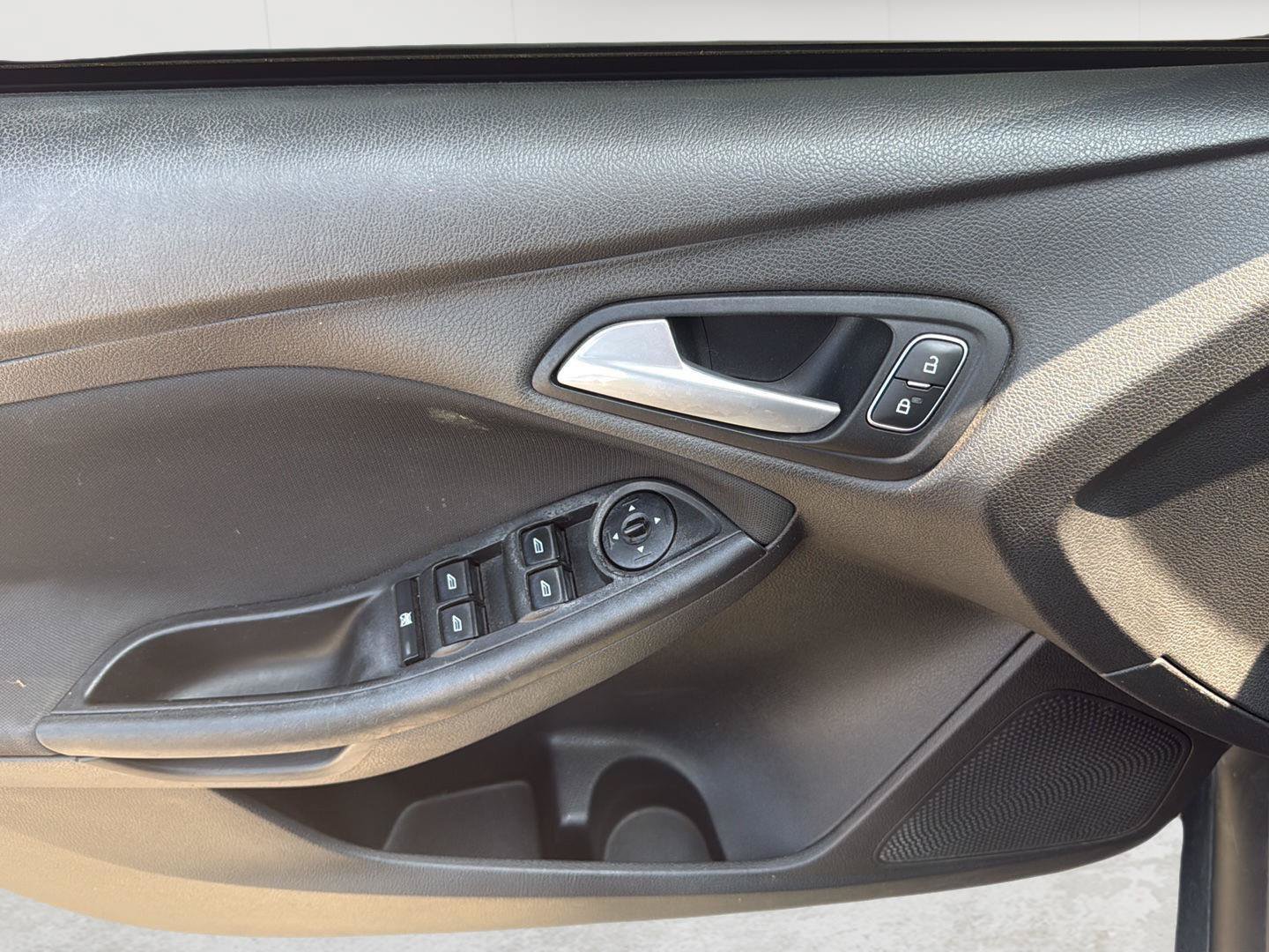Used 2018 Ford Focus SE FWD image 7