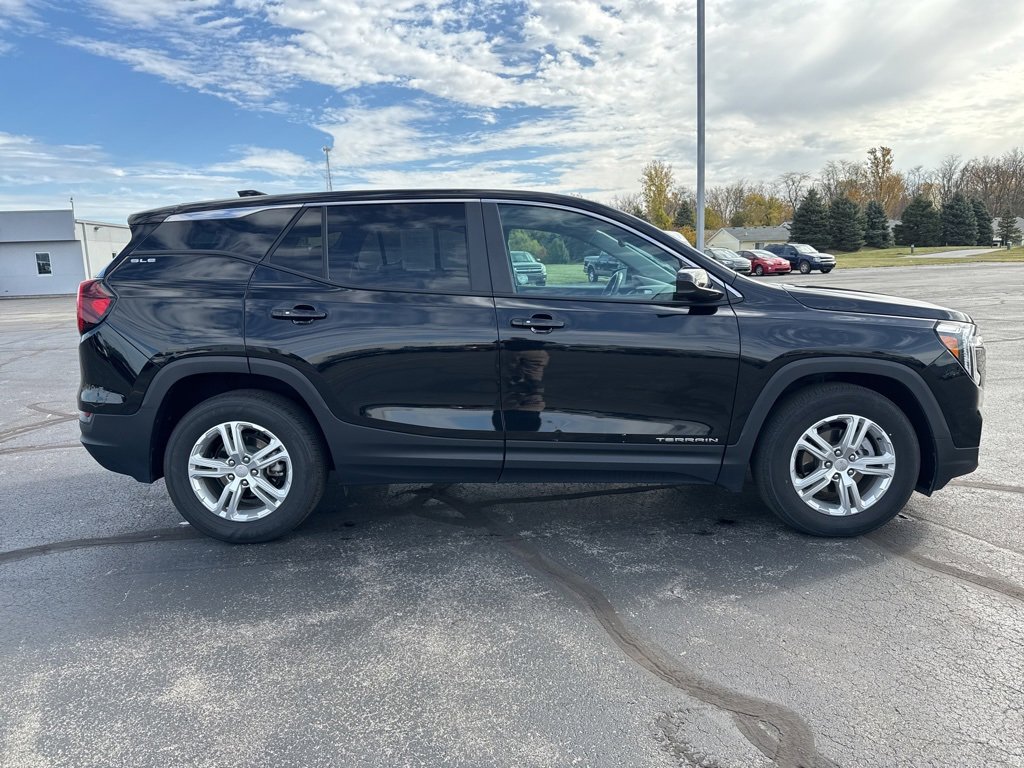 Used 2024 GMC Terrain SLE image 8
