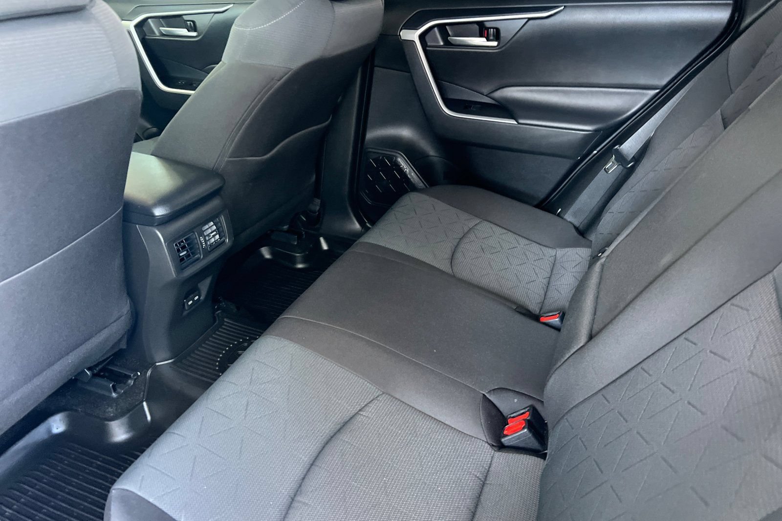 Used 2025 Toyota RAV4 XLE AWD/4WD image 9