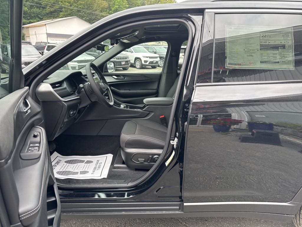 New 2025 Jeep Grand Cherokee Laredo X AWD/4WD image 6