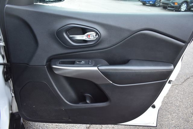 Used 2019 Jeep Cherokee Latitude Plus image 40