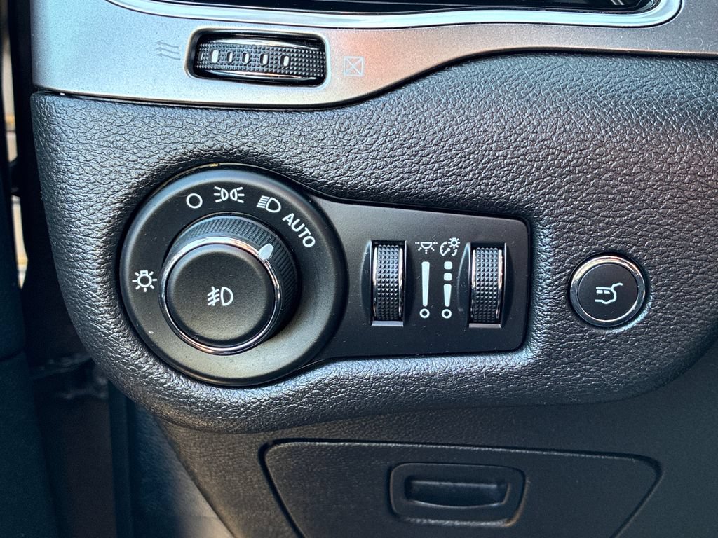 Used 2019 Jeep Cherokee Limited AWD/4WD image 34