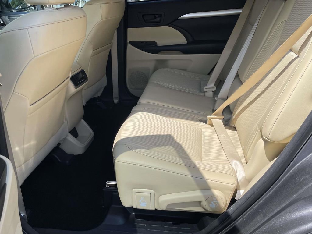 Used 2014 Toyota Highlander Plus AWD/4WD image 12