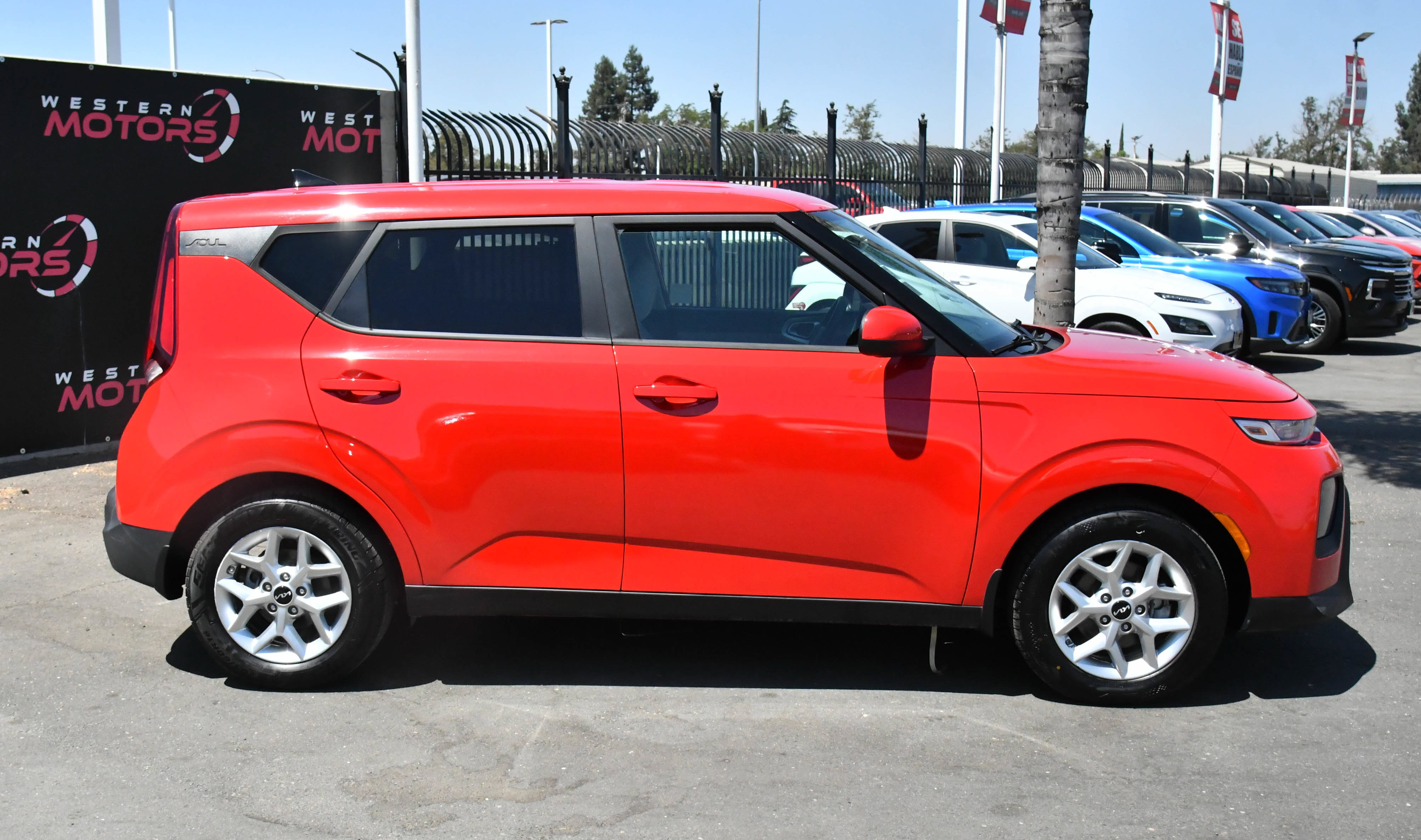 Used 2022 Kia Soul LX w/ Technology Package FWD image 9
