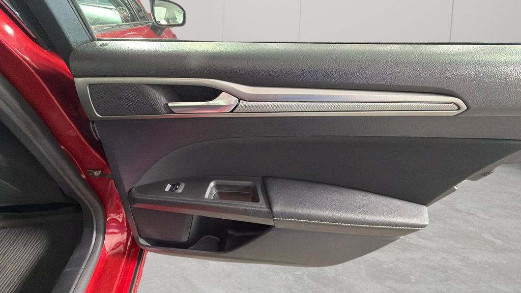 Used 2020 Ford Fusion SE FWD image 33