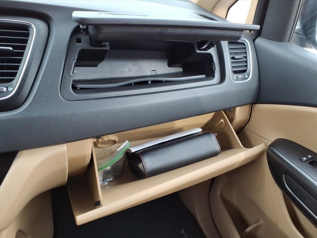 Used 2016 Kia Sedona LX w/ Option Group 020 FWD image 39
