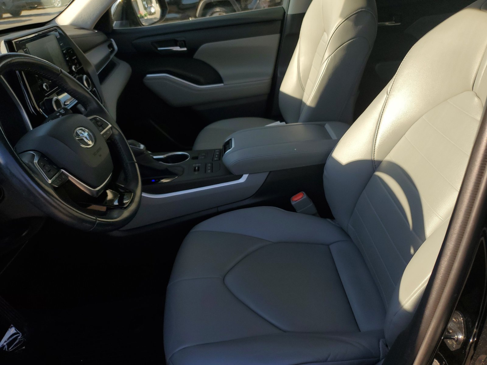 Used 2020 Toyota Highlander XLE AWD/4WD image 17