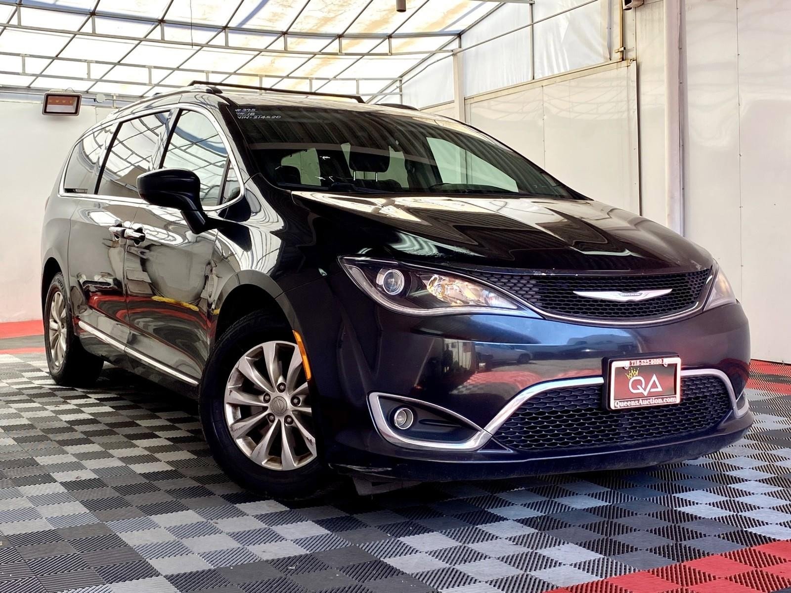 Used 2018 Chrysler Pacifica Touring-L w/ Premium Audio Group image 1