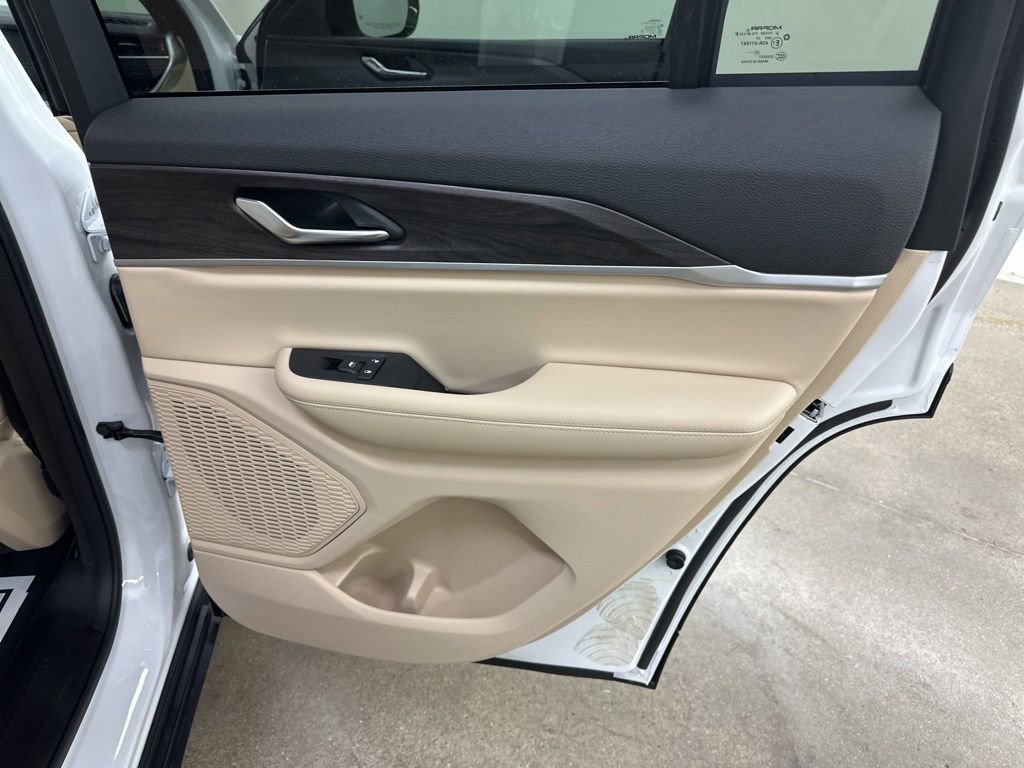 New 2025 Jeep Grand Cherokee Limited image 23