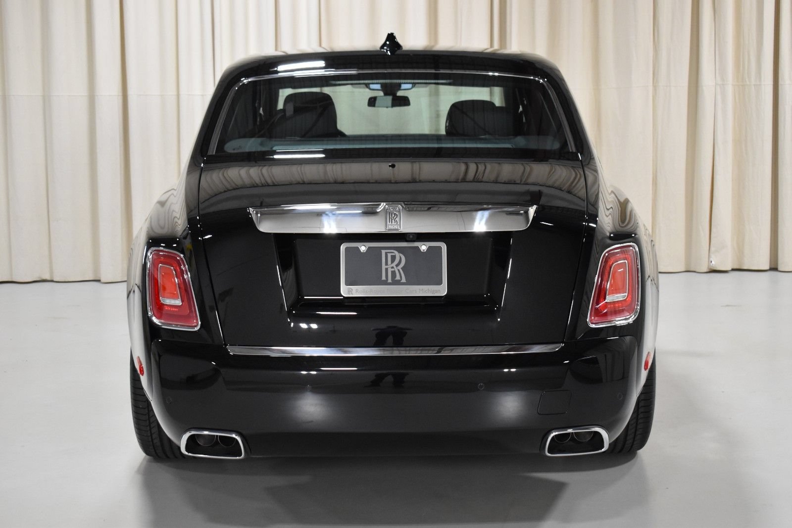 New 2027 Rolls-Royce Phantom Sedan RWD image 7