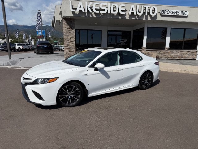Used 2020 Toyota Camry SE w/ Sunroof Package FWD image 3
