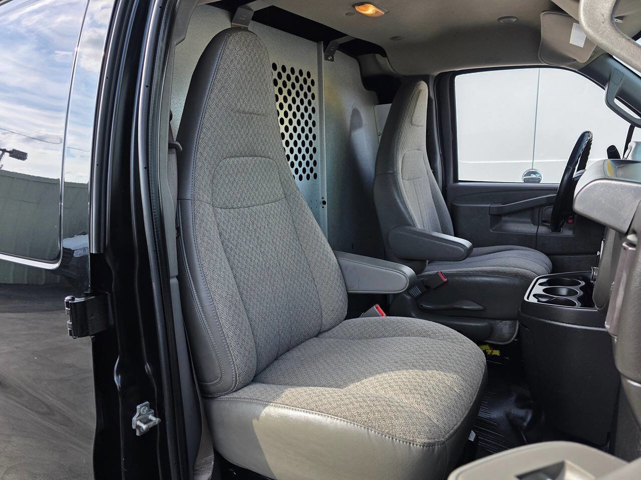 Used 2023 GMC Savana 3500 Extended w/ Driver Convenience Package image 10
