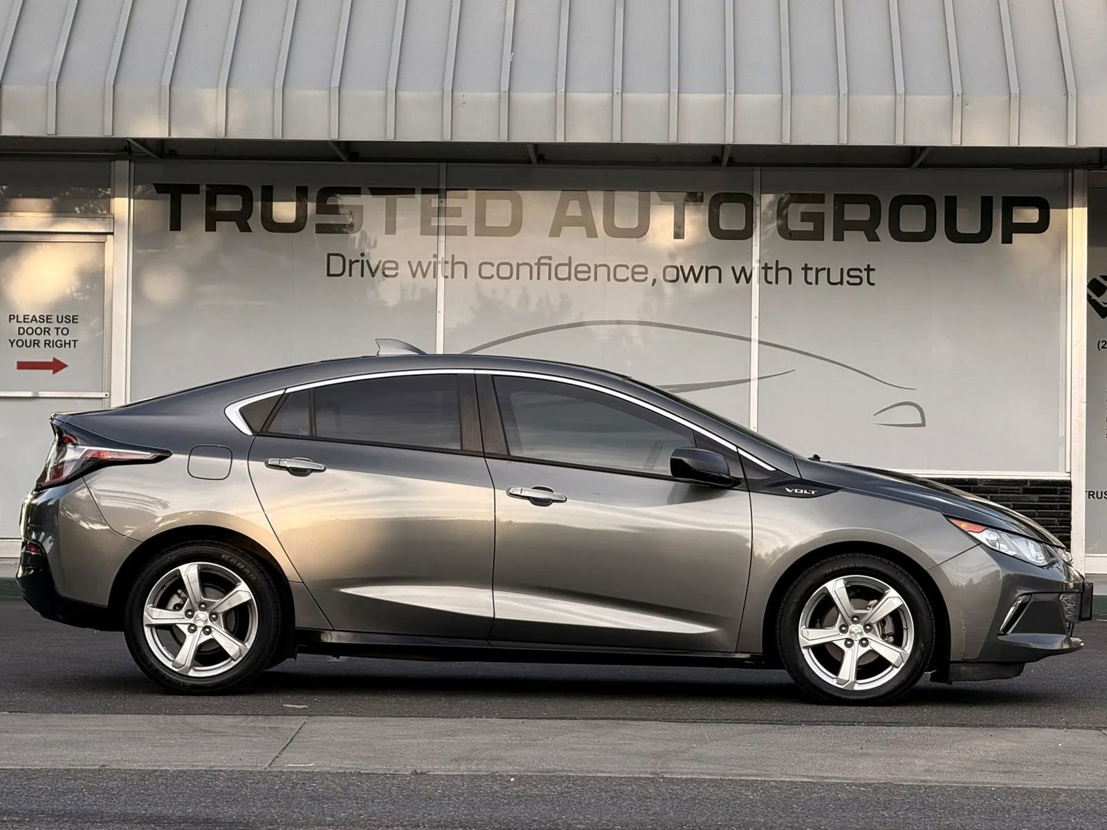 Used 2017 Chevrolet Volt LT FWD image 5