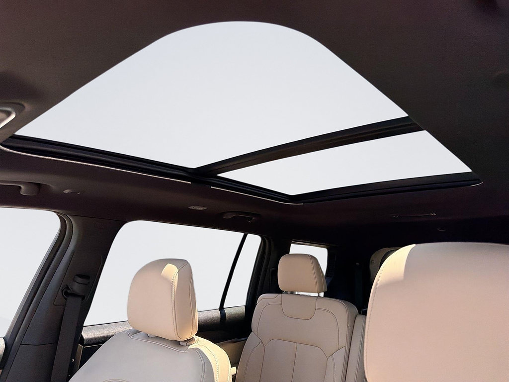 Used 2023 Jeep Grand Cherokee L Limited RWD image 10