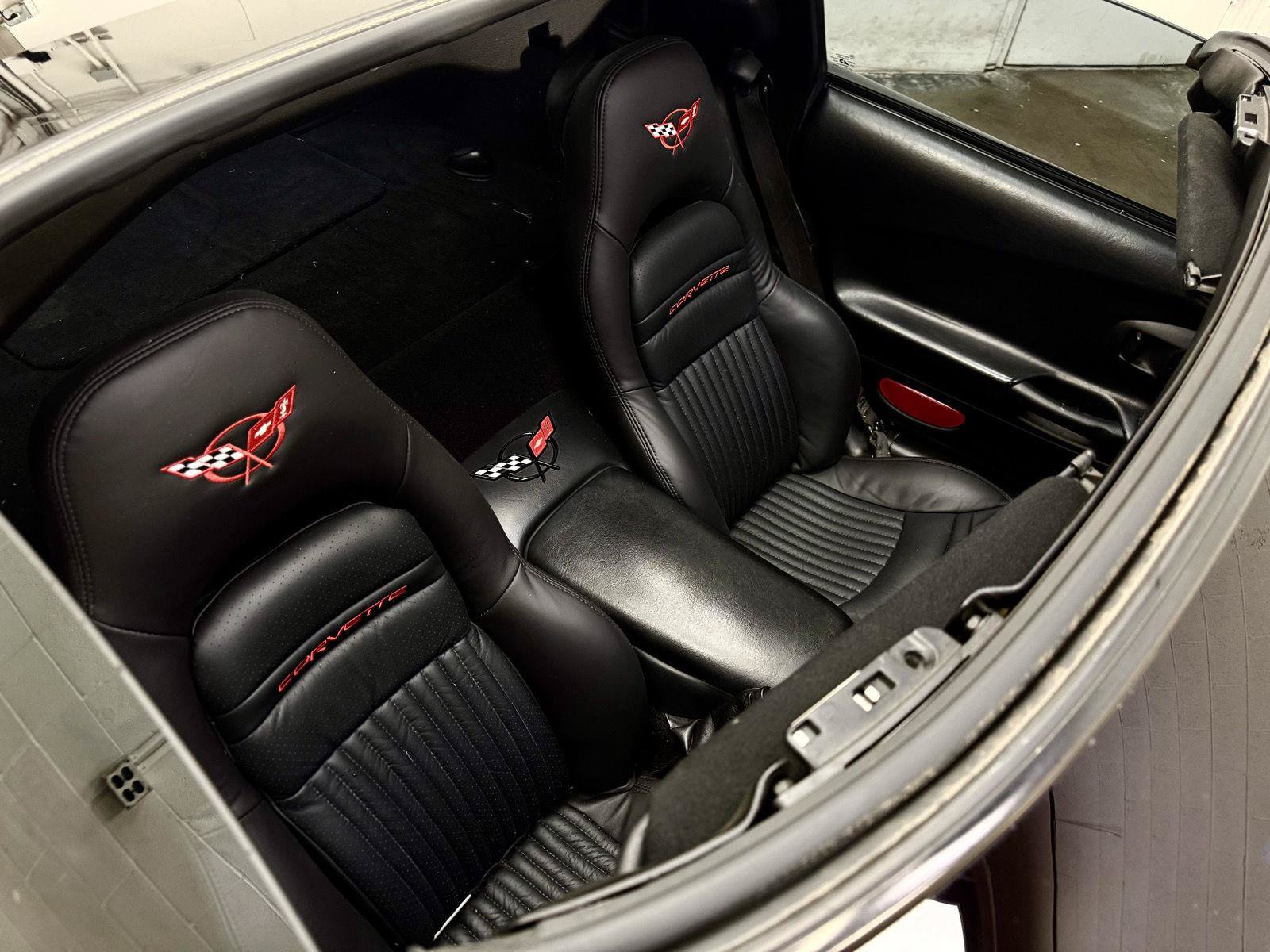 Used 2004 Chevrolet Corvette Coupe w/ Preferred Equipment Group RWD image 10