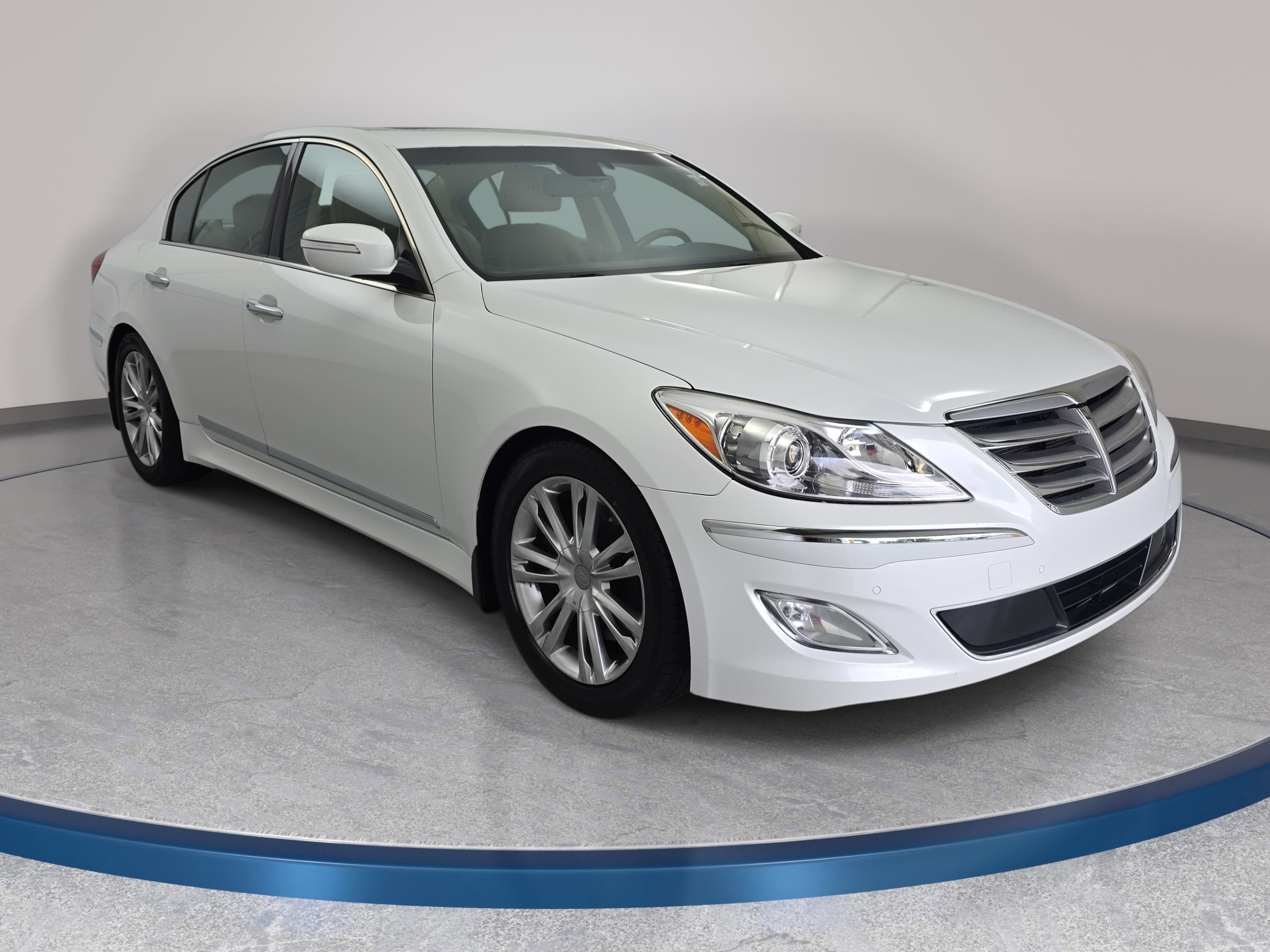Used 2012 Hyundai Genesis 4.6 RWD image 3