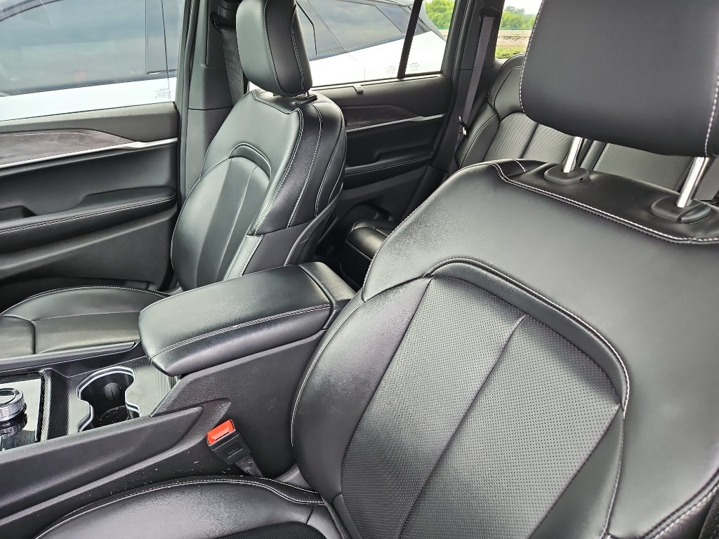 Used 2024 Jeep Grand Cherokee Limited w/ Luxury Tech Group II AWD/4WD image 8