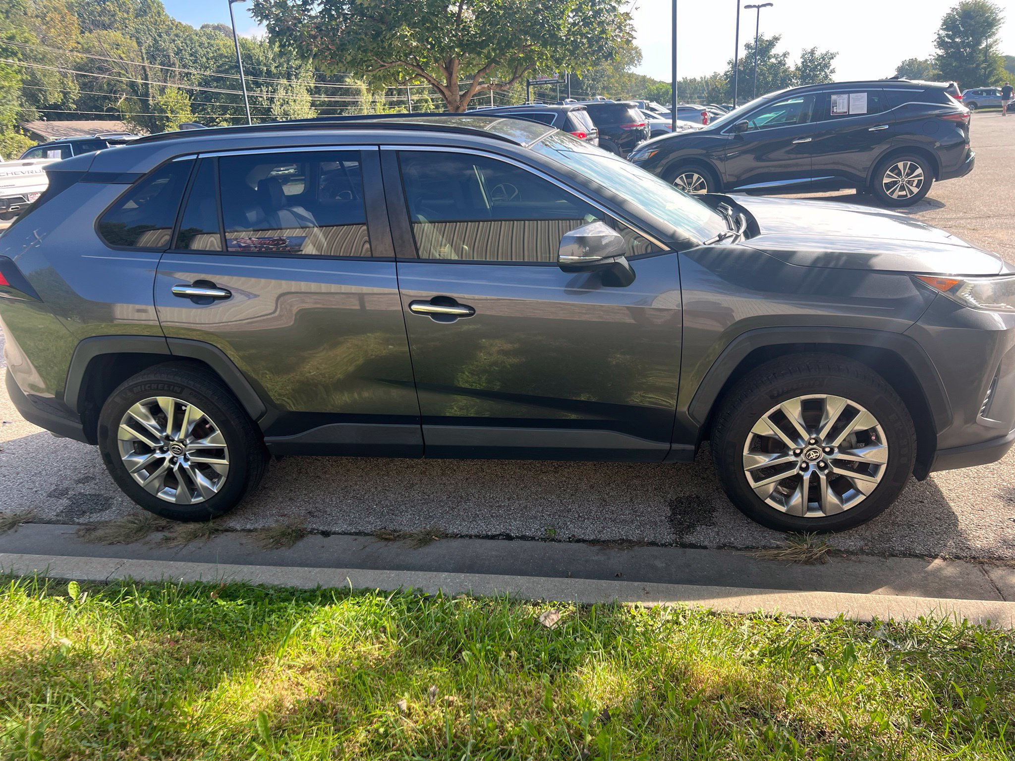 Used 2019 Toyota RAV4 Limited w/ Advanced Technology Package FWD image 4