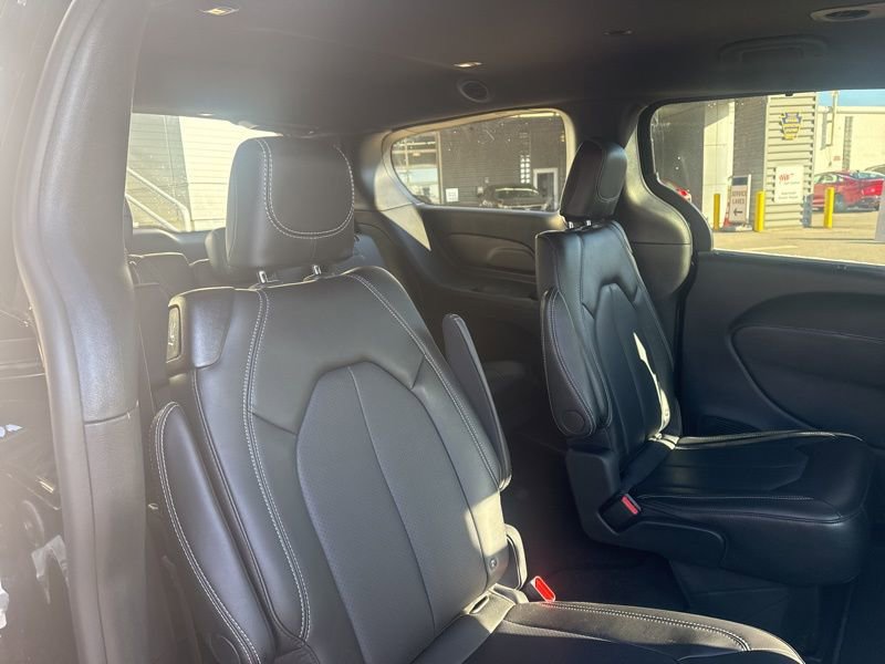 Used 2026 Chrysler Pacifica Select image 8