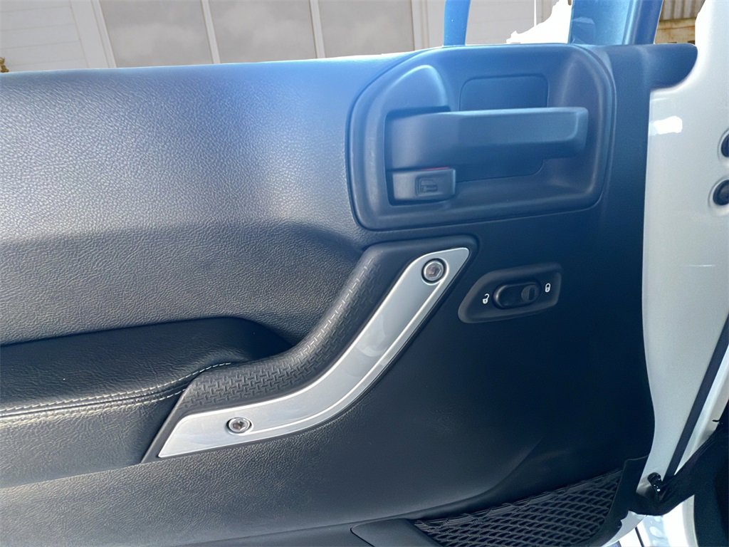 Used 2017 Jeep Wrangler Unlimited Rubicon image 16