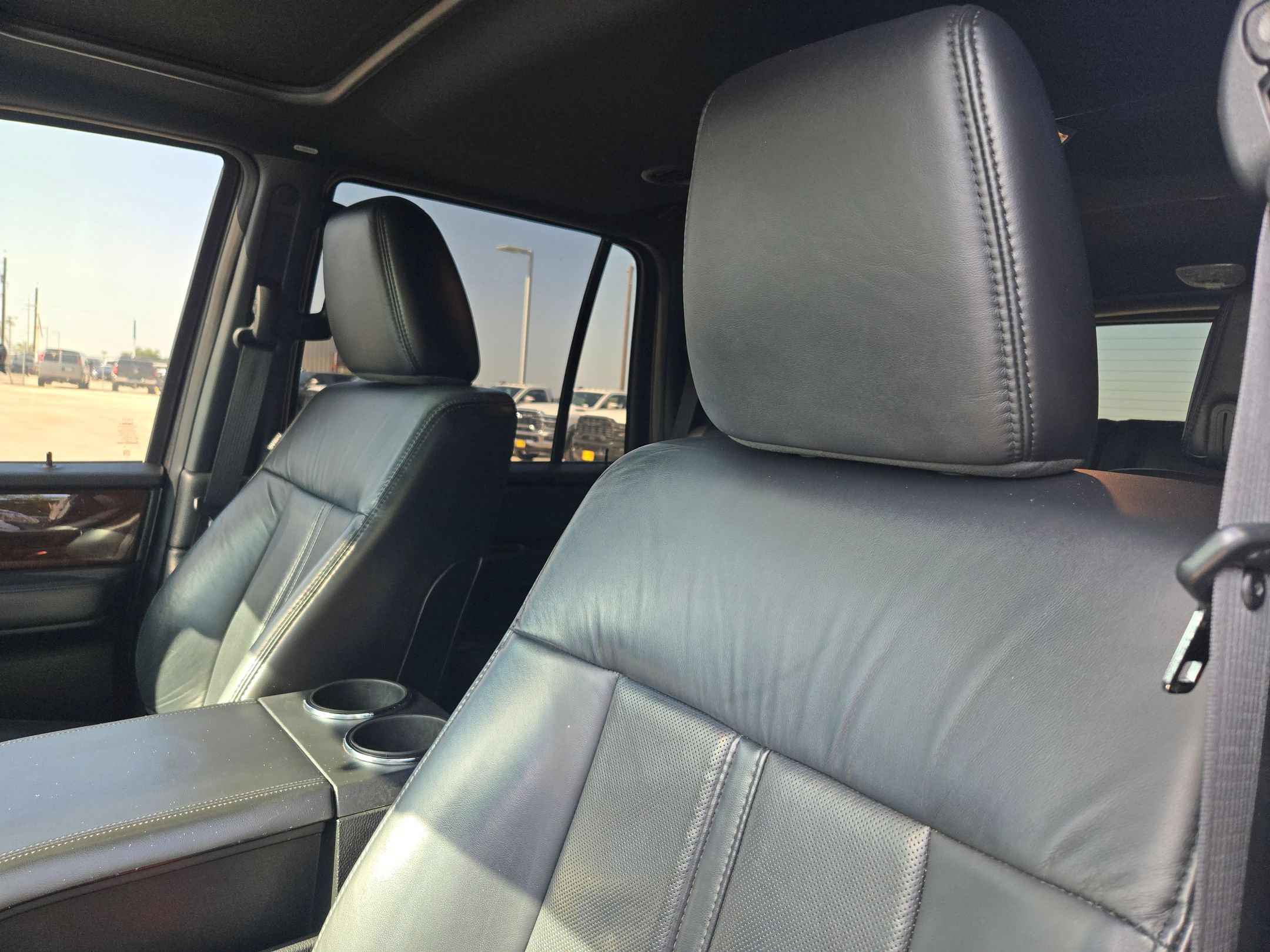 Used 2016 Lincoln Navigator Select RWD image 9