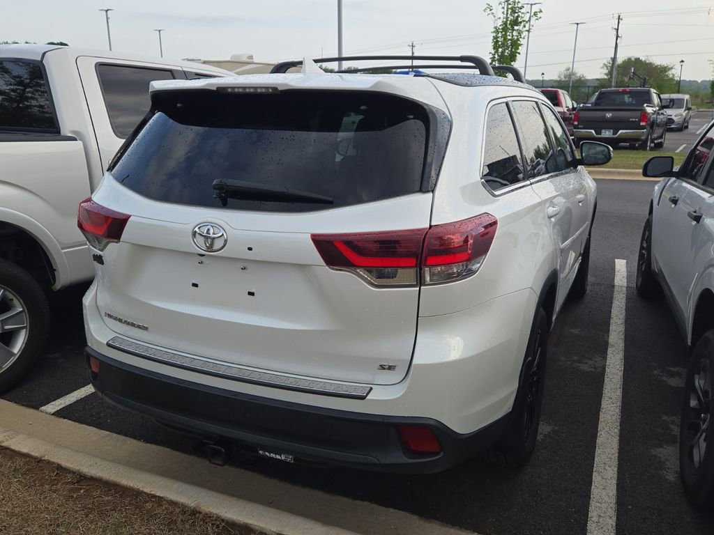 Used 2019 Toyota Highlander SE FWD image 3
