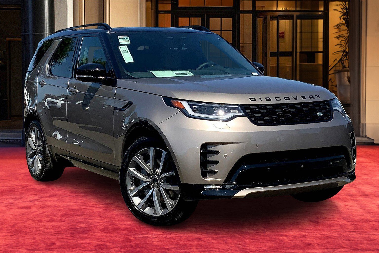 New 2025 Land Rover Discovery Dynamic SE image 3