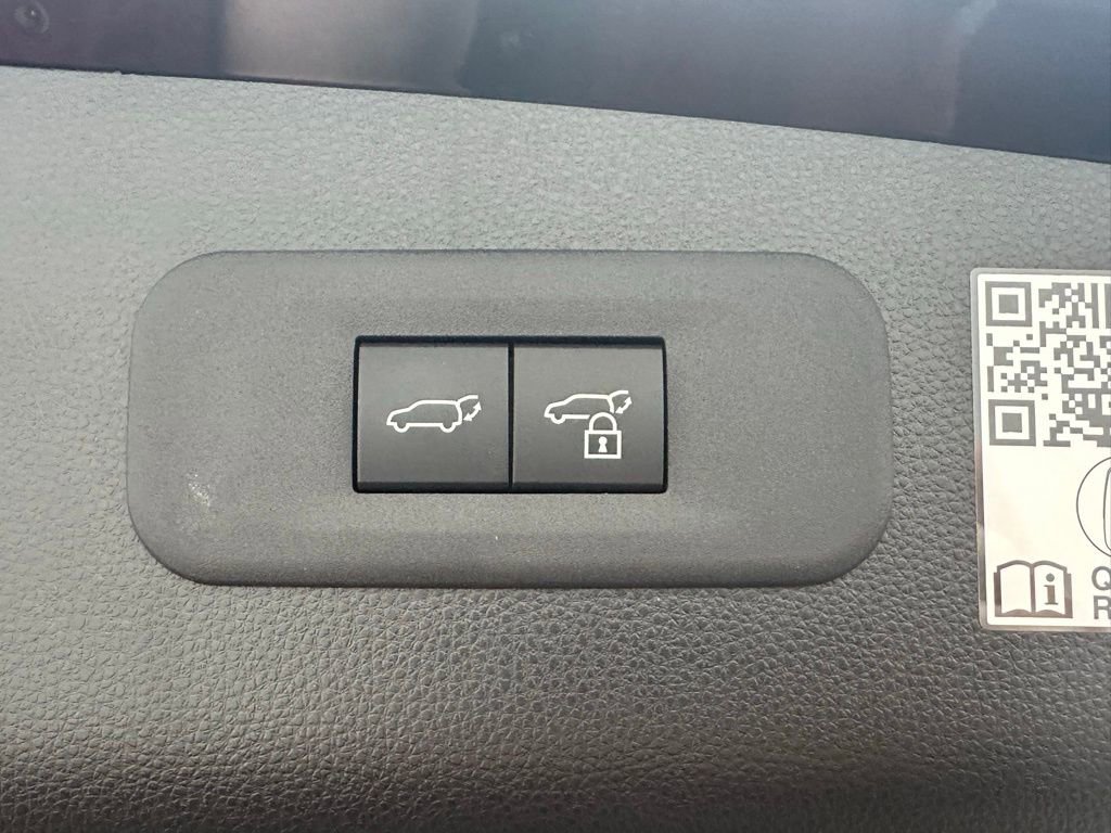 Used 2025 Toyota Crown Signia w/ Advanced Technology Package image 15