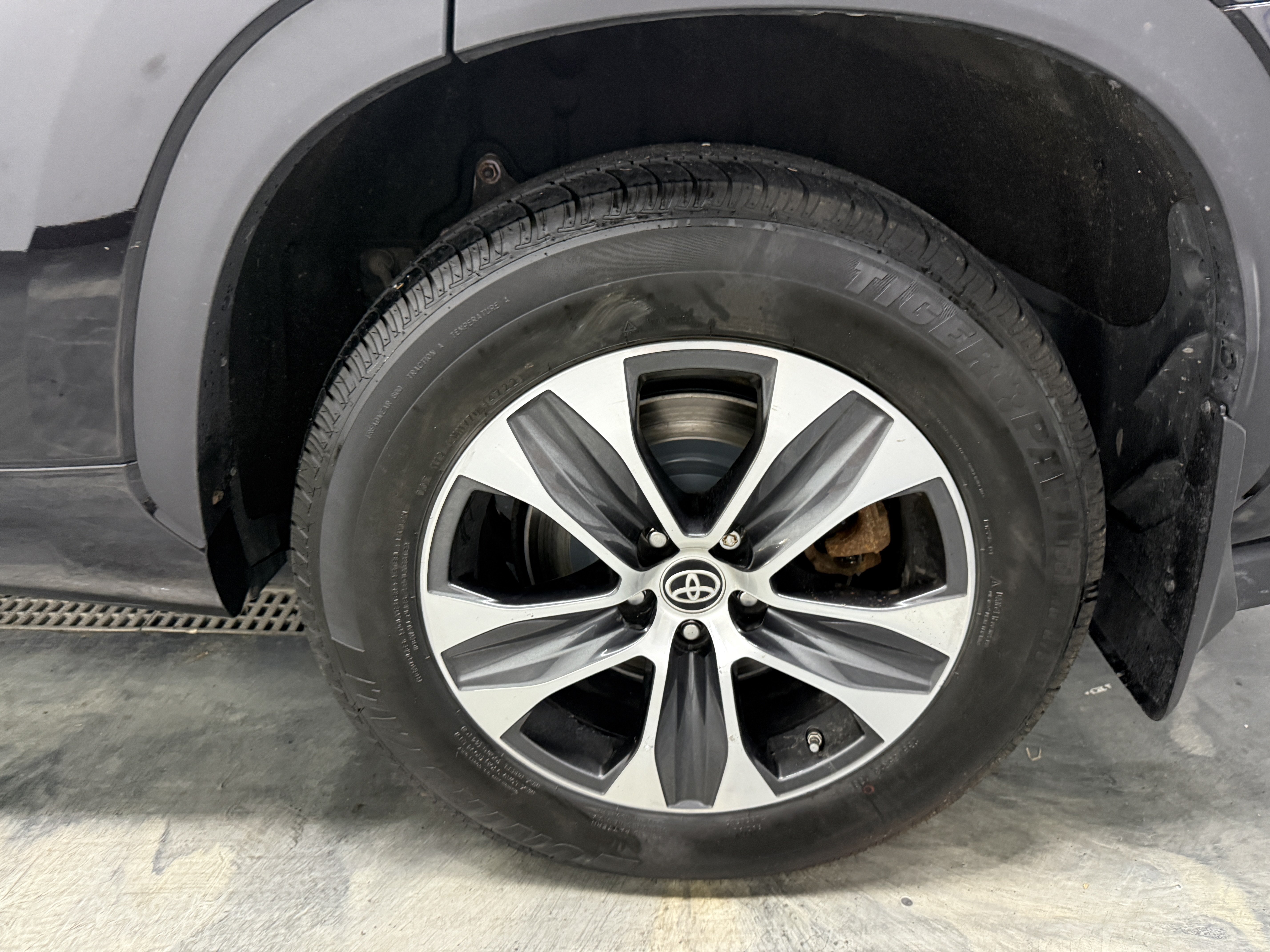 Used 2021 Toyota Highlander XLE AWD/4WD image 26