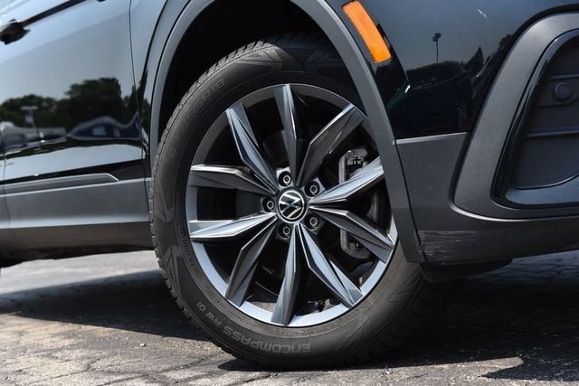 Certified 2023 Volkswagen Tiguan SE w/ Panoramic Sunroof Package FWD image 3