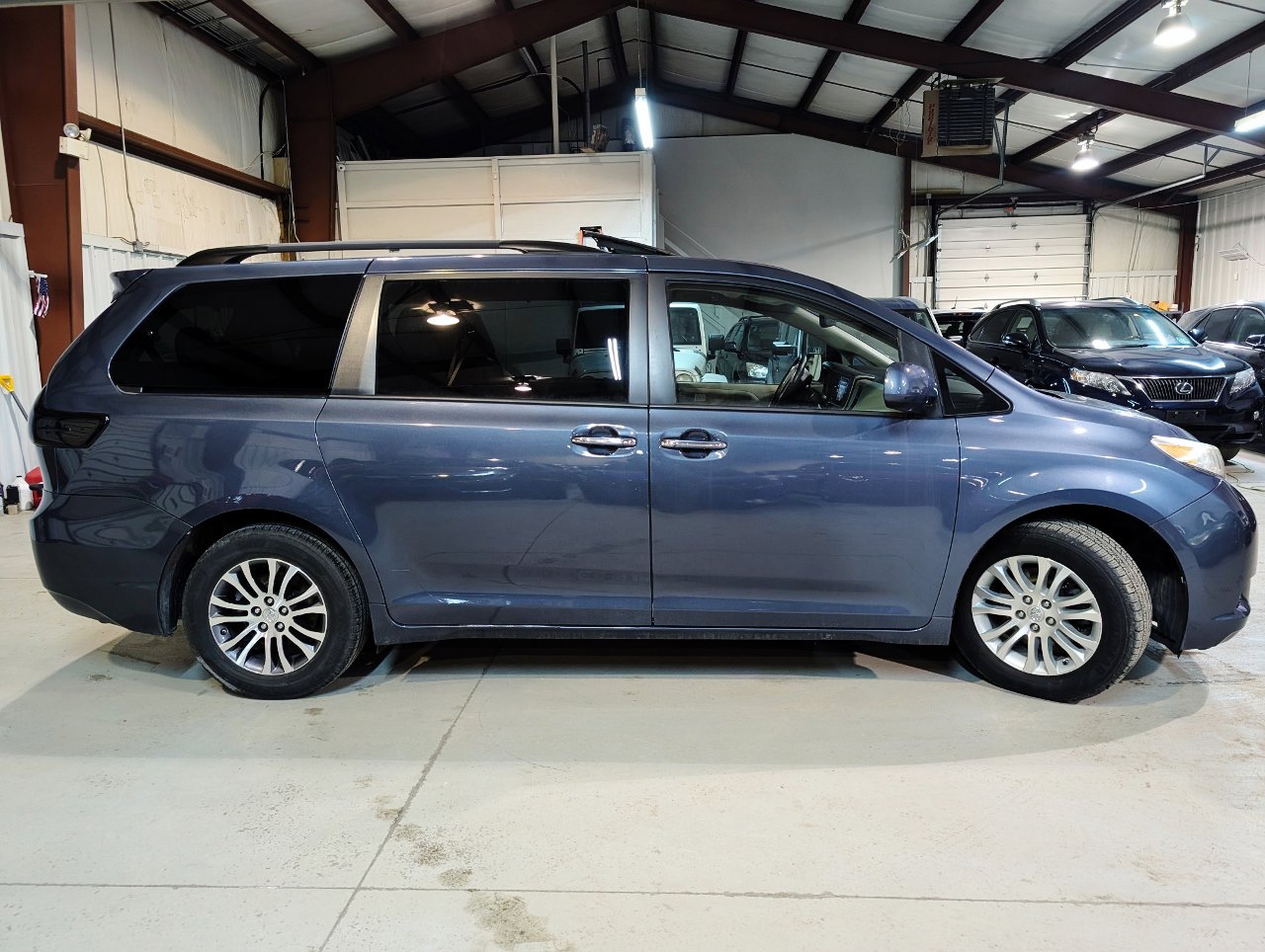 Used 2017 Toyota Sienna XLE image 8