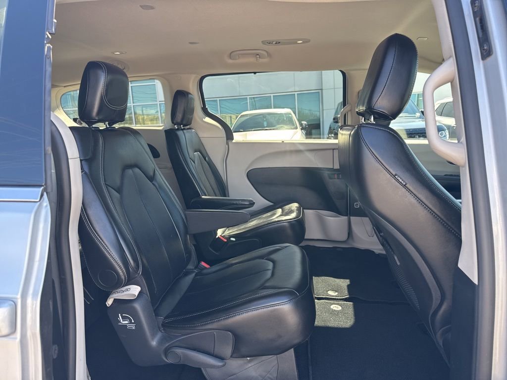 Used 2024 Chrysler Pacifica Touring-L image 22
