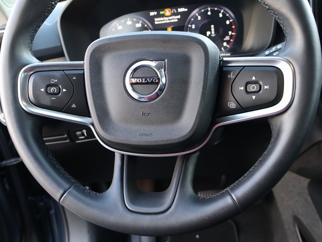 Used 2022 Volvo XC40 T5 Momentum image 34