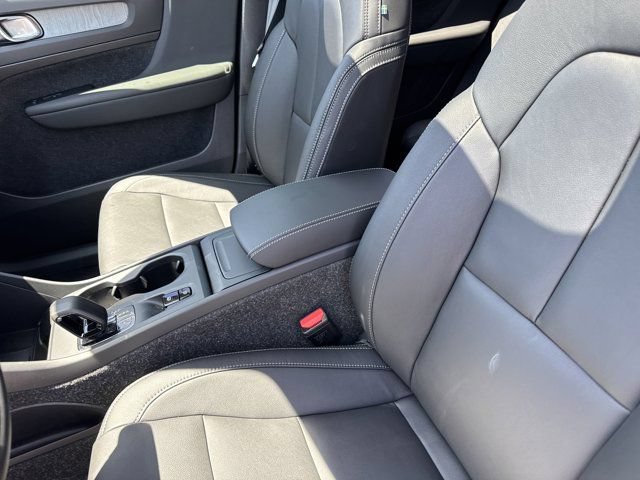 Certified 2025 Volvo XC40 B5 Core w/ Protection Package Premier AWD/4WD image 16